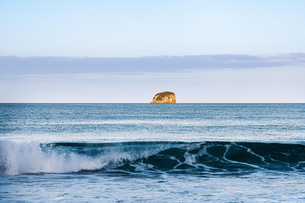 Island, waves, sunset — De Betekenis Achter de Naam CasinoLab en Zijn Oorsprong