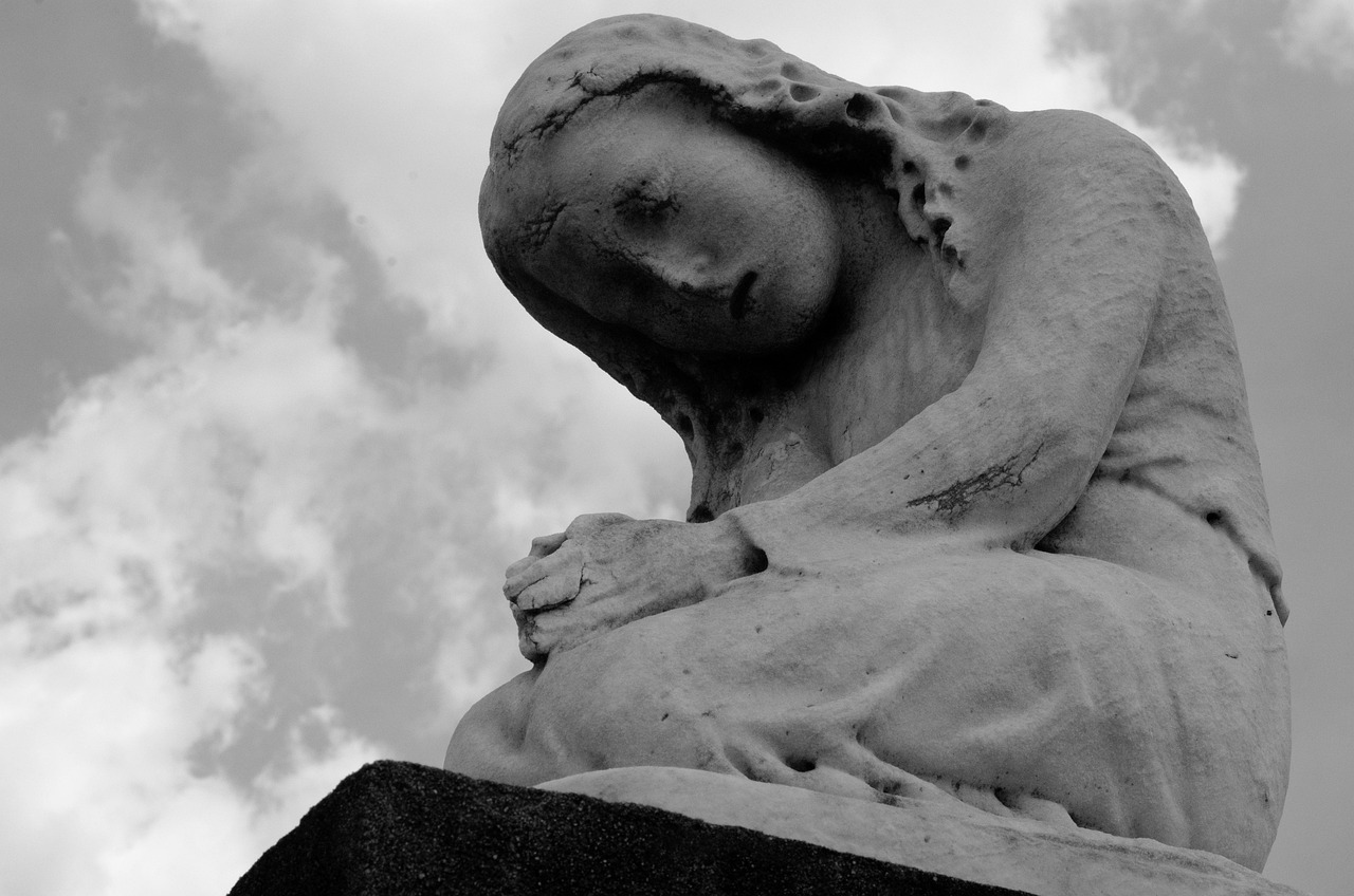 Statue, praying, kneeling — De evolutie van klantenservice in online casino's: het belang van betrouwbare communicatiekanalen