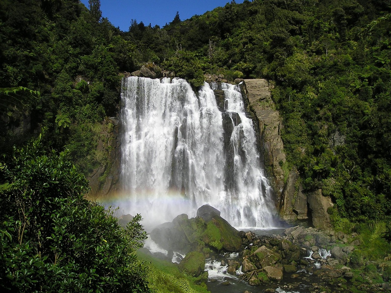 New zealand, waterfall, nature — Die Zukunft der Online-Casino-Tests: Qualität, Fairness und Innovation im Fokus