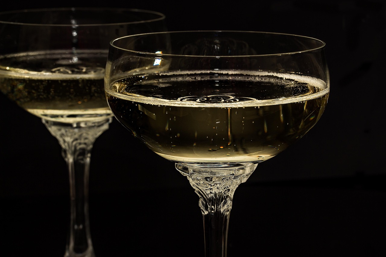 Champagne glasses, sparkling wine, glasses — Evaluating Player Feedback in the Evolving Online Slots Industry