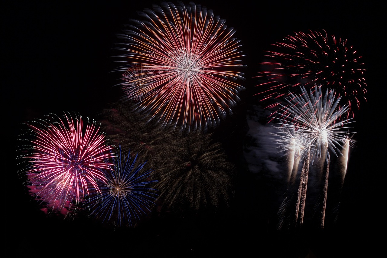 Fireworks, sky, new year — LuckyMax Online Casino presenteert zichzelf als een moderne gaming bestemming die spelers verwelko