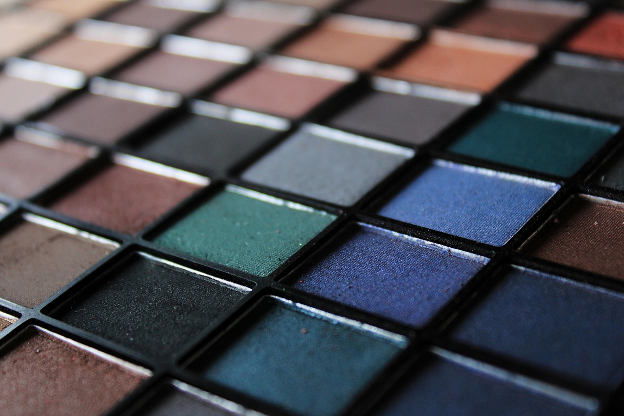 Eye shadow, cosmetics, color palette — LuckyMax Online Casino presenteert zichzelf als een moderne gaming bestemming die spel