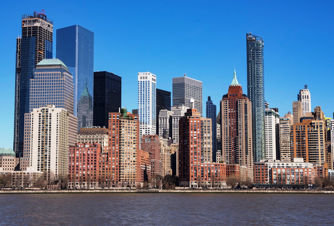 Skyscraper, architecture, city — Verbraucherbewertungen und die Bedeutung der Plattform-Transparenz im Schweizer Finanzmarkt