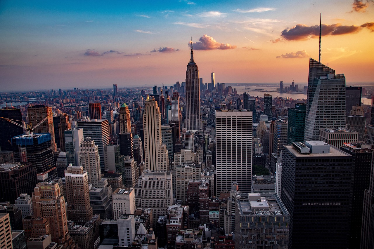 Sunset, manhattan, city — Vertrauen im digitalen Zeitalter: Die Bedeutung von Kundenbewertungen in der Finanzdienstleistungsb